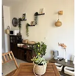 Modern & Sunny דירה קלפה