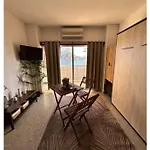 Modern & Sunny דירה